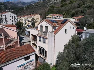 Budva'nın denize bakan sakin bir bölgesinde ev.